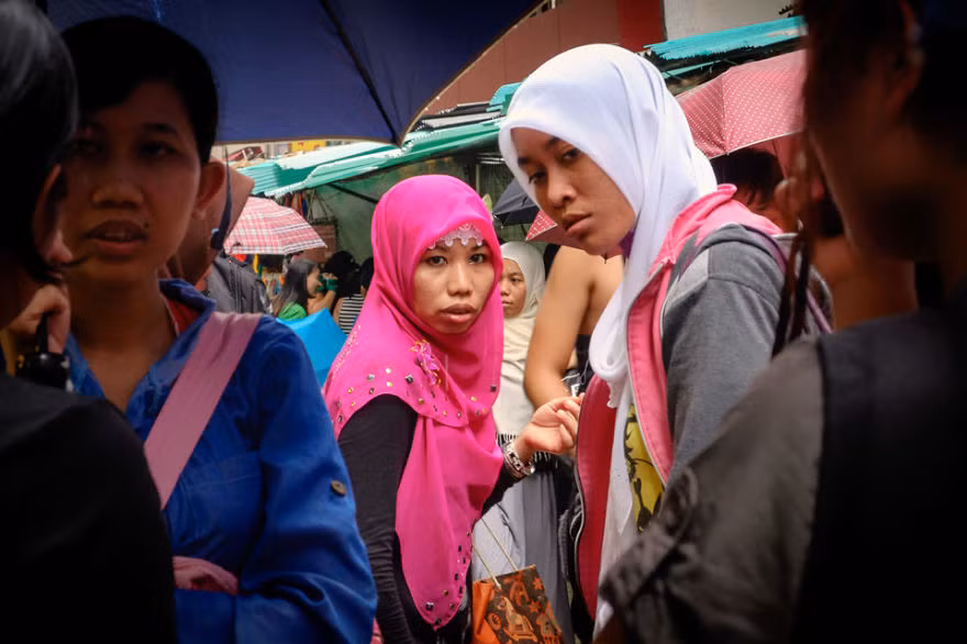 Những nữ giúp việc Indonesia trong một ngày nghỉ làm tới phố Chun Yeung ở Northponit mua sắm đồ.