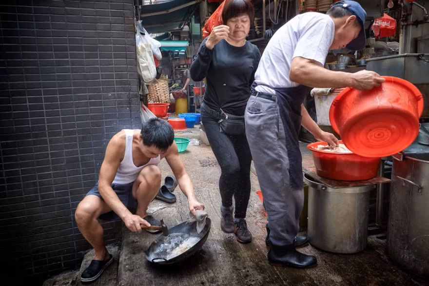 Những con phố buôn bán hàng sầm uất đã tái hiện phần nào những nét đặc trưng của Hồng Kông. Các nhân viên trong một dai-paal-dong (một nhà hàng ngoài trời truyền thống) ở phố Gramham.