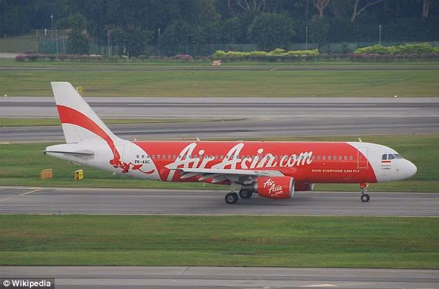 co tieng no lon khi may bay air asia bien mat hinh anh