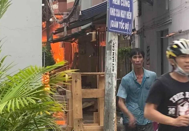 Khoảng 17h ngày 7/5/2021, một vụ cháy xảy ra tại căn nhà trong hẻm 47, đường Lạc Long Quân, quận 11 (TP HCM), khiến 8 người tử vong và 1 người bị thương. Nguyên nhân là do trong quá trình sản xuất, bột xi đánh bóng gạch mới nấu đã đổ xuống sàn nhà, lan ra bếp lửa đang nấu sáp đèn cầy gây cháy.