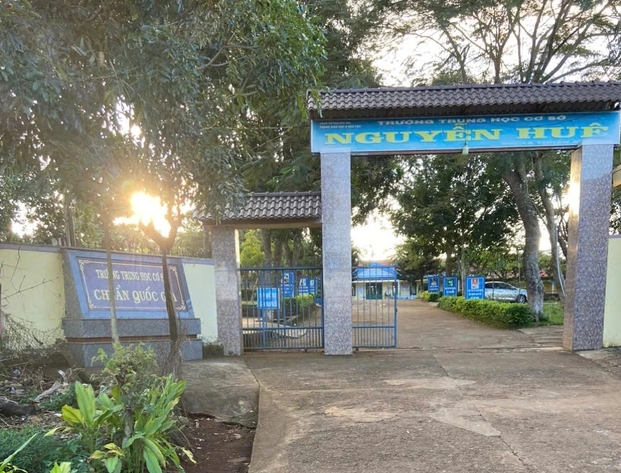  Hai nam sinh đâm hai nữ sinh bị thương: Khoảng 8h sáng 11/11. Sau buổi chào cờ tại trường, T.C.U. (học sinh lớp 9) cùng bạn là N.X.Th. (học lớp 8) xảy ra mâu thuẫn với D.T.K.T. và T.T.T.Tr. (đều là học sinh lớp 9 cùng trường THCS Nguyễn Huệ, huyện Đắk Mil, tỉnh Đắk Nông). Do đó, 2 nam sinh và 2 nữ sinh nêu trên lao vào đánh nhau. Lúc này, em U. dùng vật sắc nhọn như dao đâm em T. khoảng 7 - 8 nhát khiến em này gục tại chỗ. Còn Th. lao vào đâm em Tr. gây thương tích. Ngay sau đó, 2 nữ sinh T. và Tr. được đưa đến Trung tâm Y tế huyện Đắk Mil cấp cứu. 