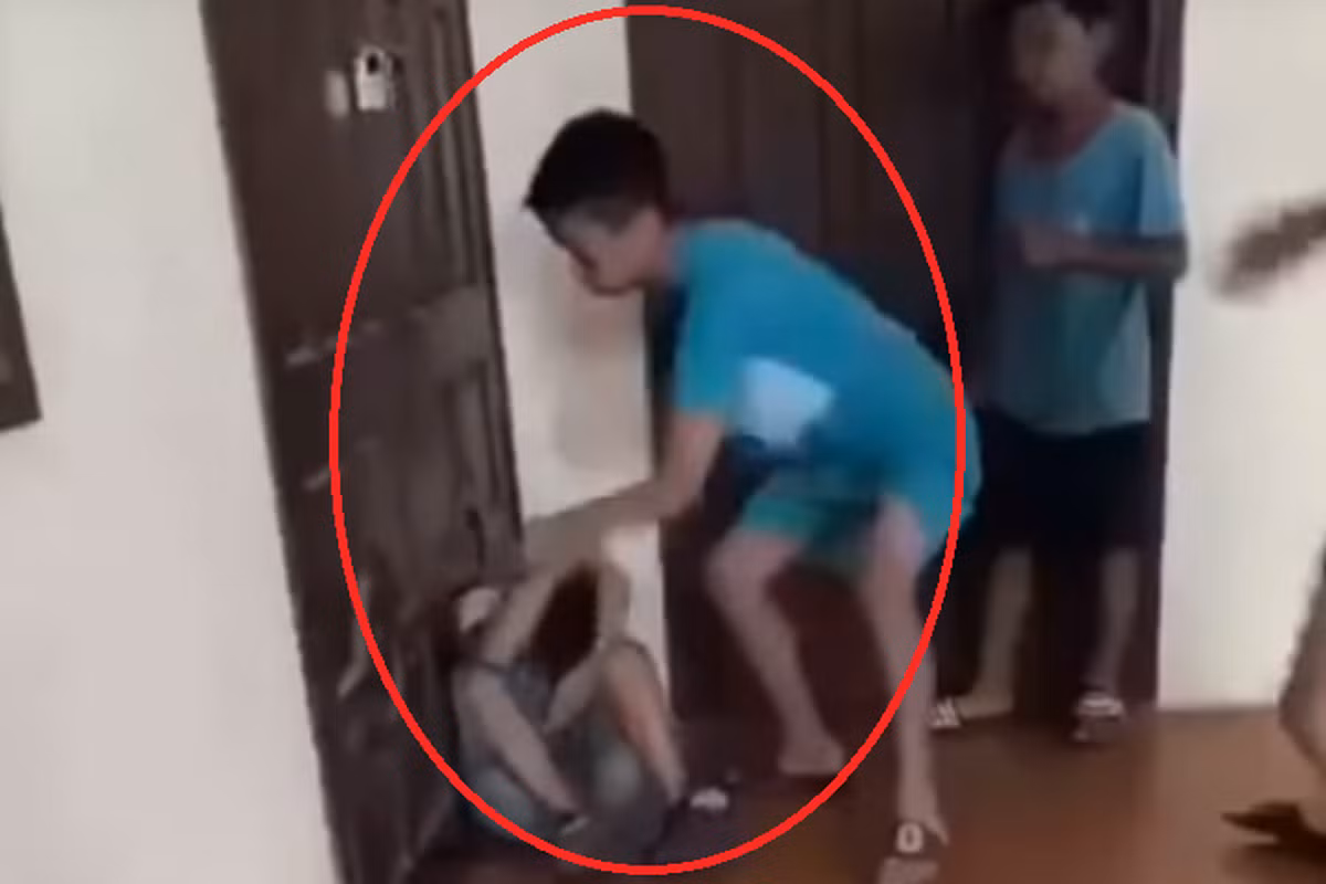  Nam sinh lớp 7 bị bạn đánh hội đồng đến sang chấn tâm lý: Chiều 25/10, trên mạng xã hội lan truyền clip một nam sinh Trường THCS Đại Đồng, Thạch Thất, Hà Nội ngồi thụp tại một góc hành lang và bị nhóm bạn đánh hội đồng và quay clip, khiến nhiều người phẫn nộ. Tất cả các nam sinh trong clip này đều là học sinh cùng lớp. Một người thân của nạn nhân cho biết: "Hiện tại, cháu vẫn bị sang chấn tâm lý nặng, có lúc nhớ họ tên, lúc thì không". 