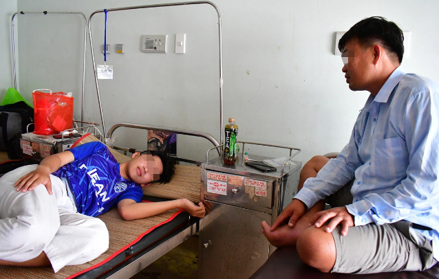  Nam sinh lớp 10 bị nhóm học sinh lớp 9 đánh hội đồng phải nhập viện: Tối 28/11, em Đ.P.V.S., học sinh lớp 10 Trường THPT An Biên, bị một nhóm thanh niên tại thị trấn Thứ Ba, huyện An Biên, tỉnh Kiên Giang xúm nhau đánh hội đồng dẫn đến phải nhập viện. Ngày 30/11, lãnh đạo Công an huyện An Biên cho biết, nhóm học sinh lớp 9 có 4 người đã vây đánh một học sinh lớp 10 trong đêm. Công an thị trấn Thứ Ba đã vào cuộc xác minh, xử lý.