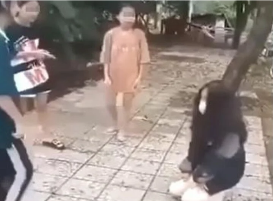  Nữ sinh lớp 7 ở Thừa Thiên - Huế bị bạn đánh hội đồng, quay clip: Trưa 24/10, bà Cái Thị Cẩm Hương - Trưởng Phòng GD&amp;ĐT huyện Phú Lộc (Thừa Thiên - Huế) cho biết, đã chỉ đạo xác minh thông tin nữ sinh lớp 7 bị nhóm bạn đánh đập, quay clip. Trước đó, mạng xã hội Facebook xuất hiện nhiều đoạn clip ghi lại cảnh một nữ sinh bị nhóm nữ sinh khác đánh đập, giật tóc và kéo lê giữa nền đất. Trong khi đó, nhiều học sinh khác đứng xem, nhưng không ai vào căn ngăn mà còn dùng điện thoại quay lại vụ việc. Qua xác minh, các nữ sinh trong clip là học sinh Trường THCS Lộc Điền, nữ sinh bị đánh là em M.T.T.T (học sinh lớp 7). 