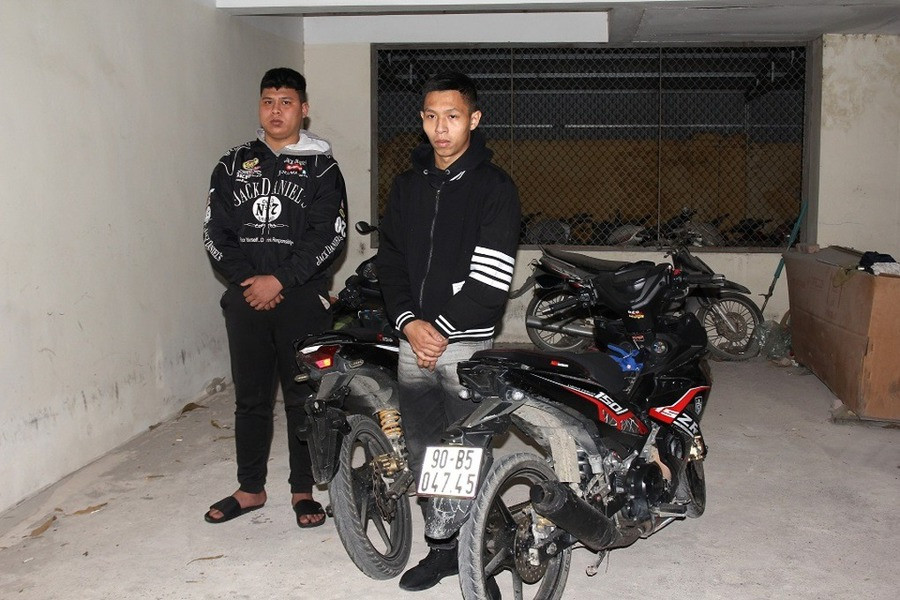 Bat 2 doi tuong thong chot, lao thang vao cong an o Ha Nam