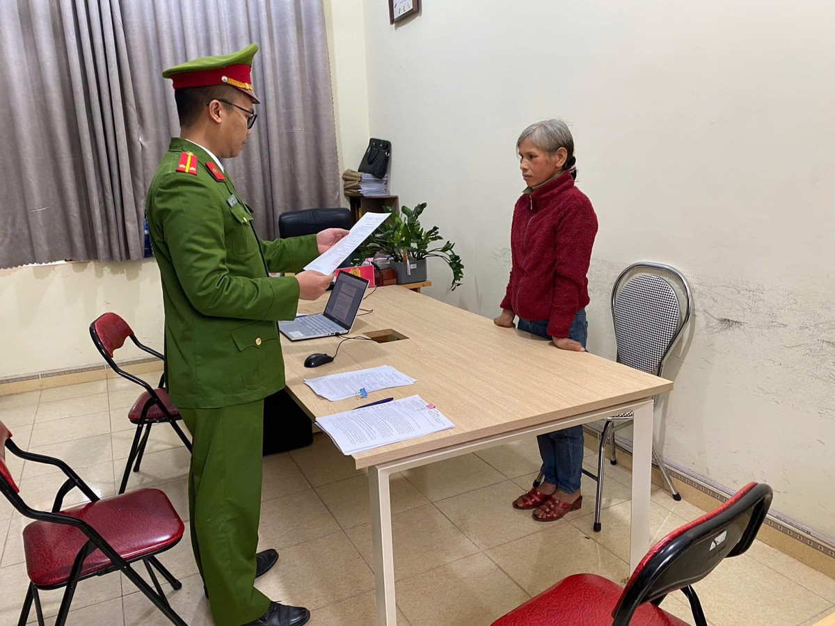 Nho 25 cay ngo nha hang xom, nguoi phu nu bi khoi to