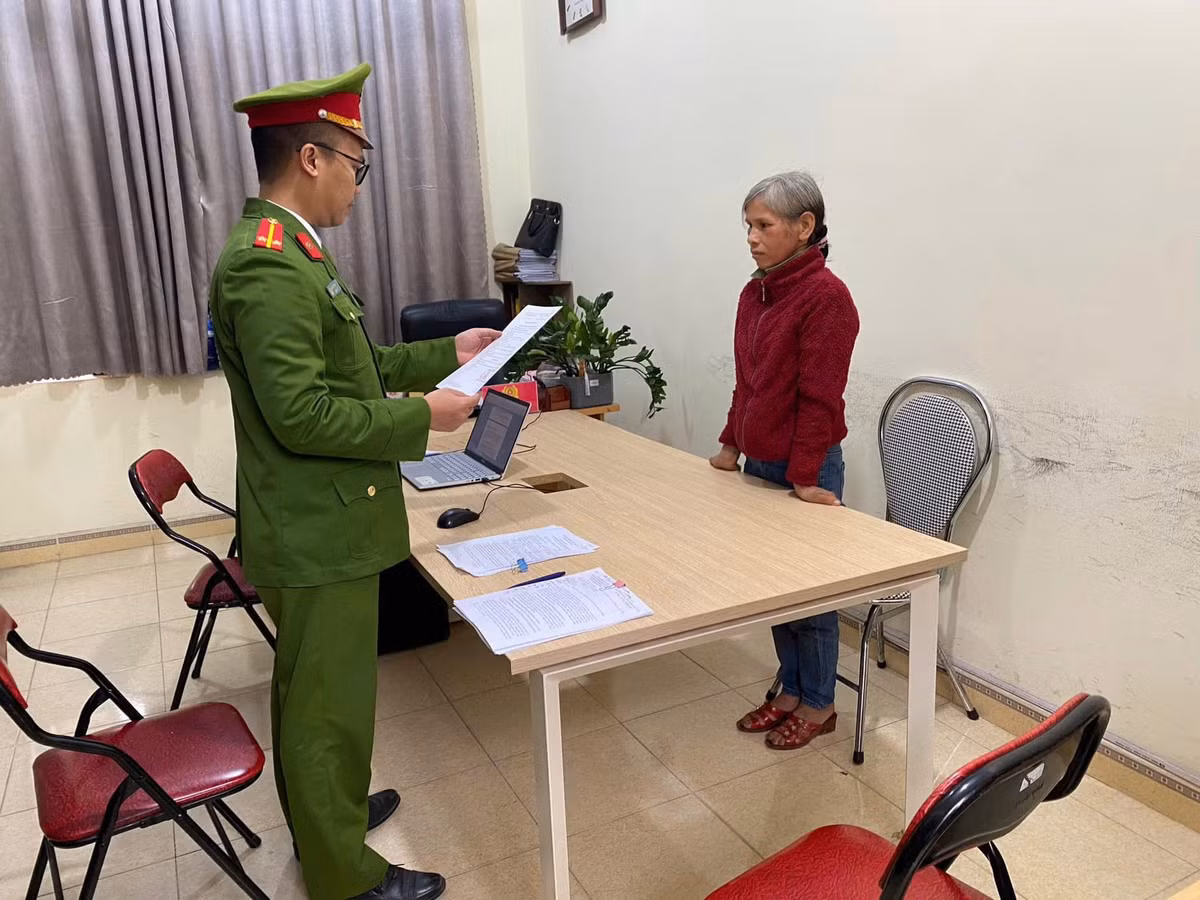 Nho 25 cay ngo nha hang xom, nguoi phu nu bi khoi to