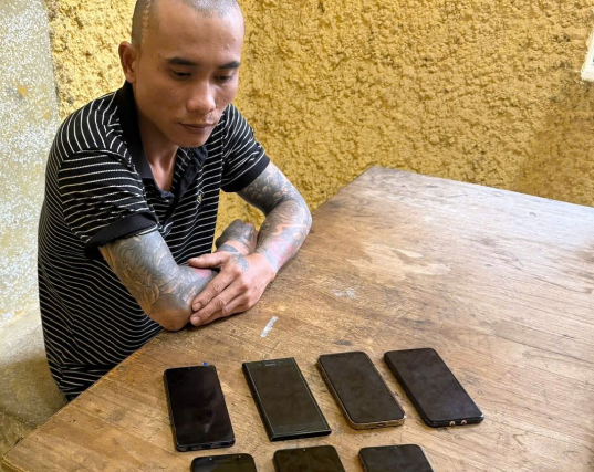 Thanh Hoa: Dot nhap vao cua hang luc rang sang, trom nhieu dien thoai