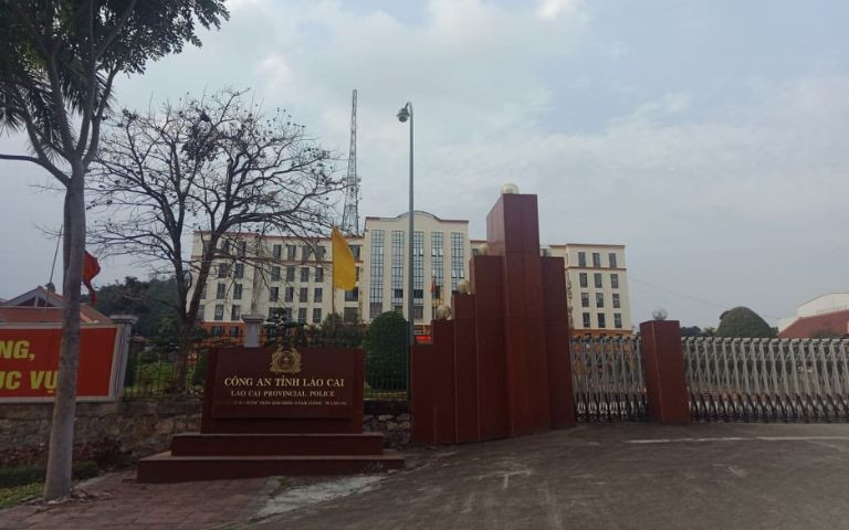 Cùng với việc khám nghiệm hiện trường, các mũi công tác của Phòng Cảnh sát hình sự Công an tỉnh Lào Cai và Công an huyện Bắc Hà đã chia làm 8 mũi vừa tiến hành rà soát hiện trường; vừa thu thập lời khai của các nhân chứng. Anh Ly Seo T, chồng nạn nhân C. (anh T bị mù) kể lại: Tối 13/10/2020, trước khi gia đình đi ngủ, anh là người đóng cửa, cài chốt ngang và móc khóa ở cửa chính, cửa phụ dưới bếp. Khi anh vừa chợp mắt được một lúc thì nghe thấy tiếng kêu thất thanh của vợ gọi “bố Páo ơi, có người giết tôi rồi”. (Ảnh minh họa, nguồn internet) 