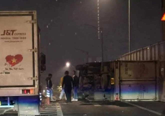 Tai nan lien hoan tren duong vanh dai 3, xe lat chan ngang duong