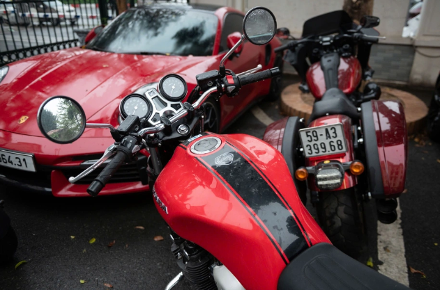 Ngoài ô tô hạng siêu sang, Phó Đức Nam và đồng phạm còn có sở thích sưu tập những chiếc xe mô tô thể thao đắt tiền. Những tang vật này bị tình nghi liên quan đến vụ án, nên cơ quan điều tra cũng tạm giữ để làm rõ. 