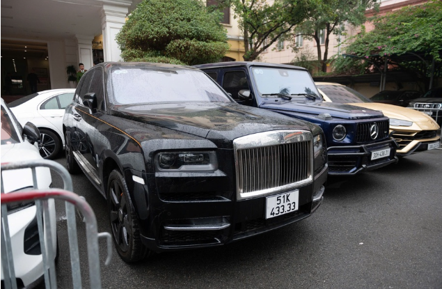 Những siêu xe đắt tiền như Rolls-Royce Cullinan, Mercedes G63 đang được tạm giữ tại trụ sở Công an quận Cầu Giấy, chờ làm thủ tục để cho vào bãi tạm giữ tang vật vụ án hình sự. 