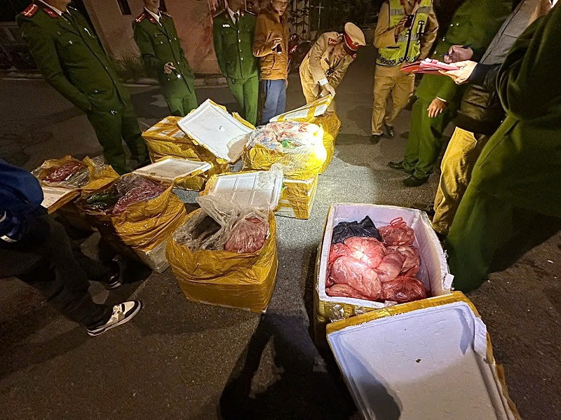 Phát hiện gần 1 tấn nội tạng bốc mùi hôi thối ở Hòa Bình Phat hien gan 1 tan noi tang boc mui hoi thoi o Hoa Binh