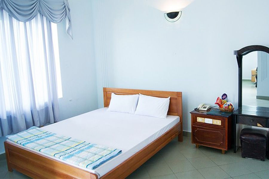 Suốt đêm, các trinh sát phải rà soát hàng trăm nhà nghỉ, khách sạn trên địa bàn, cuối cùng cũng phát hiện nhóm hung thủ đang trú ngụ tại hai phòng trong khách sạn Thành Đạt 2. Xác định cặn kẽ các đối tượng, nắm chắc thiết kế tòa nhà, các trinh sát triển khai ngay lực lượng truy bắt. Đến khoảng 11h trưa 24/4/2014, nhóm đặc nhiệm có vũ trang quyết định làm cuộc tấn công chớp nhoáng. (Ảnh minh họa, nguồn internet) 