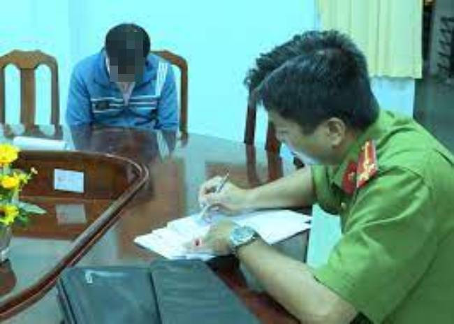 Theo hồ sơ vụ án, khoảng 13h15 ngày 22/4/2014, Công an TP Cần Thơ tiếp nhận tin báo của ông Nguyễn Văn K. (ngụ xã Đông Thuận, huyện Thới Lai) về một vụ bắt cóc trẻ em. Người bị bắt cóc là bé Nguyễn Hân D. (14 tuổi) cháu gái của ông. Theo ông K., khoảng 11h trưa cùng ngày, ông chở D. đi học. Khi đến đoạn đường gần cầu Đầu Ngàn (xã Đông Bình, huyện Thới Lai) thì bất ngờ bị một chiếc ô tô cụp ngay đầu xe, ép hai cậu cháu vào lề. Tiếp theo, 4 thanh niên trên xe lao xuống, túm lấy ông mà đánh, rồi cướp điện thoại và lôi cháu D. đưa lên xe đi mất. (Ảnh minh họa, nguồn internet)