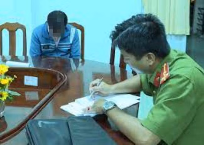 Theo hồ sơ vụ án, khoảng 13h15 ngày 22/4/2014, Công an TP Cần Thơ tiếp nhận tin báo của ông Nguyễn Văn K. (ngụ xã Đông Thuận, huyện Thới Lai) về một vụ bắt cóc trẻ em. Người bị bắt cóc là bé Nguyễn Hân D. (14 tuổi) cháu gái của ông. Theo ông K., khoảng 11h trưa cùng ngày, ông chở D. đi học. Khi đến đoạn đường gần cầu Đầu Ngàn (xã Đông Bình, huyện Thới Lai) thì bất ngờ bị một chiếc ô tô cụp ngay đầu xe, ép hai cậu cháu vào lề. Tiếp theo, 4 thanh niên trên xe lao xuống, túm lấy ông mà đánh, rồi cướp điện thoại và lôi cháu D. đưa lên xe đi mất. (Ảnh minh họa, nguồn internet)