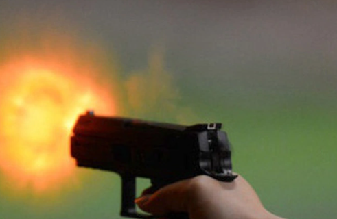 Theo hồ sơ vụ án, tối 1/8/2011, Công an quận Cầu Giấy (Hà Nội) nhận được tin báo tại khu vực ngã tư Xuân Thủy - Trần Thái Tông xảy ra vụ nổ súng, truy sát lẫn nhau liên quan mâu thuẫn giữa hai nhóm thanh niên cộm cán. Theo điều tra, người nổ 4 phát súng vào ô tô của đối thủ hôm đó là Dương Văn Thao (tức Thao "Điên", SN 1985, trú quận Cầu Giấy). Hung khí được xác định là khẩu súng colt xoay dạng tự chế. (Ảnh minh họa, nguồn internet)