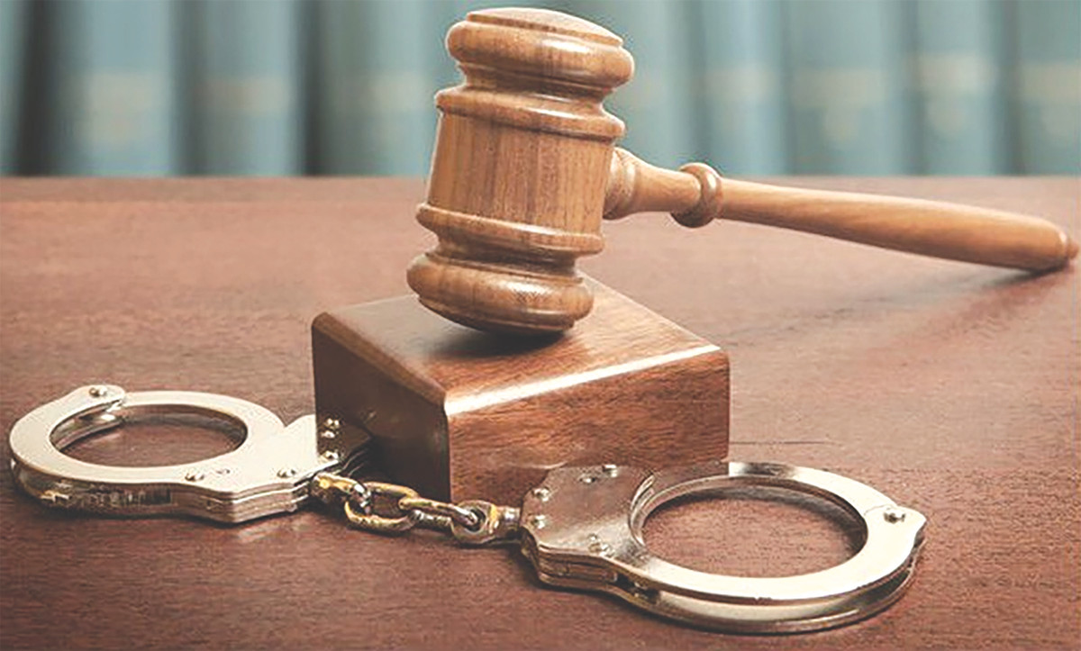 Vào cuộc điều tra tiếp, Công an Hà Nội xác định, hành vi của Thao "Điên" là "Giết người" nên đã thay đổi quyết định, khởi tố từ "Gây rối trật tự công cộng" sang tội danh "Giết người". Thao "Điên" khá ngang nhiên, bản thân mang lệnh truy nã, song gã vẫn xuất hiện trên địa bàn gây án (quận Cầu Giấy). (Ảnh minh họa, nguồn internet)