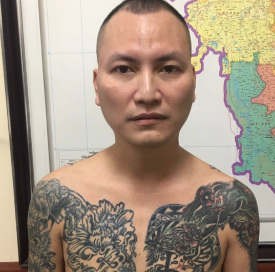 Từ lời khai của Dũng và củng cố thêm chứng cứ, kiên trì theo dấu Thao “Điên”, trinh sát Đội Cảnh sát hình sự đặc nhiệm nắm được thông tin Thao vẫn thi thoảng liên hệ với vợ làm việc tại một spa ở quận Đống Đa, Hà Nội và có con trai sinh năm 2019. Trinh sát còn phát hiện cô này từng đăng trên mạng xã hội Facebook bức ảnh chụp từ phía sau cảnh con trai xuất hiện cạnh một người đàn ông. Đặc biệt, hình xăm bông hoa trên vai người này rất giống với đặc điểm nhận dạng của Dương Văn Thao.