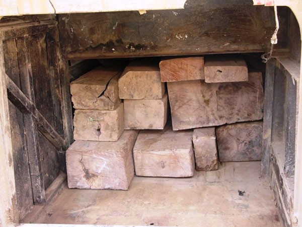 Theo dấu vết để lại, cơ quan điều tra xác định bà T. bị giết khi đang đứng và bị một vật tày đập nhiều nhát vào đầu từ phía sau khiến máu phun khắp tường. Khi nạn nhân gục hẳn, hung thủ kéo xác vứt xuống hầm chứa gỗ để phi tang. Kẻ thủ ác phải có quan hệ thân thiết với nạn nhân mới có thể biết rõ có hầm chứa gỗ dưới gầm giường. Phát hiện Nguyễn Văn Diệu (lúc đó 23 tuổi, ngụ Hà Tĩnh) có biểu hiện bất minh, công an mời anh này về trụ sở để làm việc. (Ảnh minh họa, nguồn internet) 