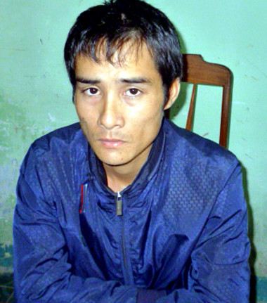 Diệu là một trong những người có mặt sớm nhất tại nhà nạn nhân. Anh ta tỏ ra sốt sắng tìm kiếm và đã dẫn mọi người vào buồng ngủ, nơi có hầm chứa xác nạn nhân. Trước những câu chất vấn của cảnh sát, anh ta đều rất bình tĩnh. Bị tình nghi sát hại bà T., Diệu khóc lóc kêu oan và khẳng định rất kính trọng dì, xem bà như mẹ ruột vì đã cưu mang, dạy dỗ mình. Tuy nhiên, kiểm tra bộ quần áo Diệu mặc hôm bà T. bị giết, dù đã được giặt, nhưng cảnh sát vẫn phát hiện trong túi quần vẫn còn vết máu và bùn đất. Trên người gã này cũng có nhiều xây xát. 