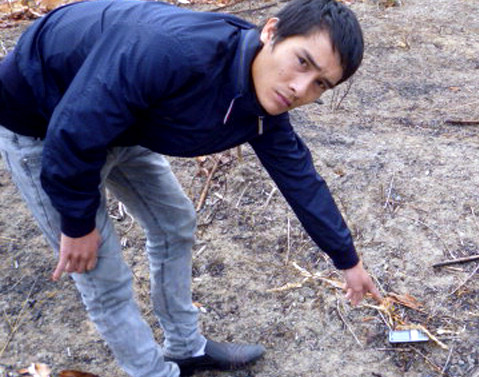 Sợ bị phát hiện, Diệu đến nhà người quen mượn xẻng, cuốc và xà beng. Là người thiết kế ra chiếc hầm giấu gỗ dưới gầm giường bà T., hắn lấy xà beng cạy nắp hầm, định bê từng cục gỗ đưa ra ngoài để đào hầm sâu hơn, nhét xác vào rồi chèn gỗ lên trên. Tuy nhiên, do kiệt sức, hắn quyết định tìm tấm bạt buộc xác nạn nhân đẩy xuống dưới. Sau đó, Diệu tháo pin điện thoại của bà Tâm vứt vào bụi cây ven đường. Với hành vi phạm tội của mình đối tượng đã phải trả giá đắt trước pháp luật. (Diệu dẫn cảnh sát đến nơi hắn vứt điện thoại của dì)