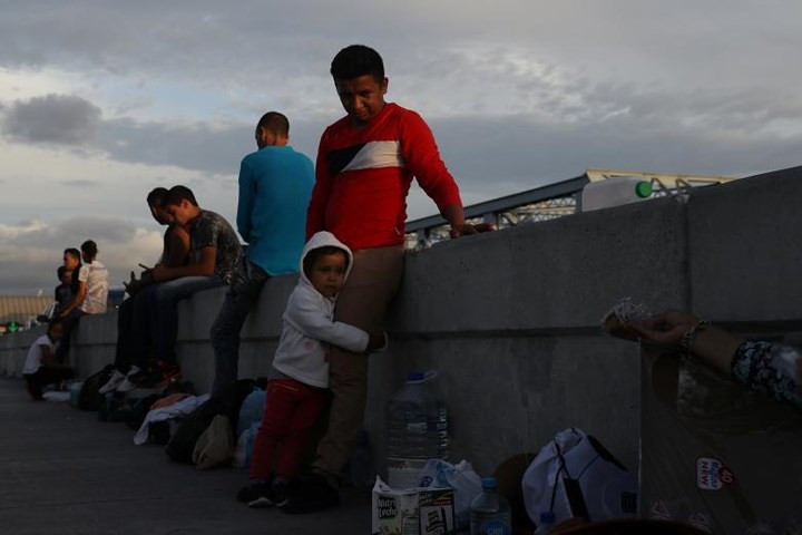 cMang theo túi hành lý giản tiện nhất có thể, họ sẵn sàng "ăn gió nằm sương" ở biên giới Mexico để tìm cách đặt chân đến Mỹ.