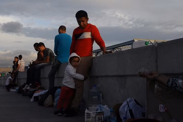 cMang theo túi hành lý giản tiện nhất có thể, họ sẵn sàng "ăn gió nằm sương" ở biên giới Mexico để tìm cách đặt chân đến Mỹ.