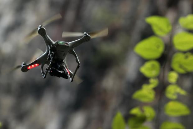 Thái Lan sử dụng flycam trong chiến dịch tìm hiếm. Ảnh:m Bangkok Post.