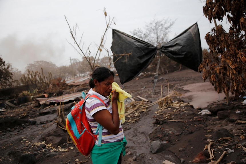 11 ngày sau vụ núi lửa Fuego phun trào, tấn công ngôi làng San Miguel Los Lotes, chiếc xe máy xúc phá dỡ phần mái của một ngôi nhà bị chôn vùi và người ta phát hiện một thi thể nằm trong đống tro vẫn còn nóng. "Đó là chị tôi, Lola", Eufemia Garcia, một người bán trái cây 48 tuổi, nói.