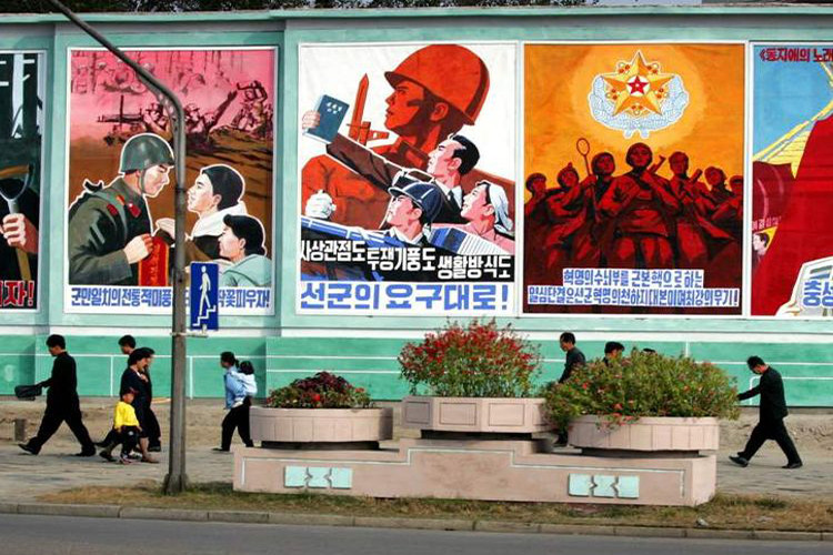 Đại đa số người Triều Tiên có rất ít cơ hội tiếp cận thông tin bên ngoài quốc gia của mình, vì vậy truyền thông và tuyên truyền trong nước qua báo chí và các tấm áp phích cổ động, biểu ngữ của nhà nước có tác động lớn hơn nhiều so với các nơi khác trên thế giới. Nguồn ảnh: Sky News.