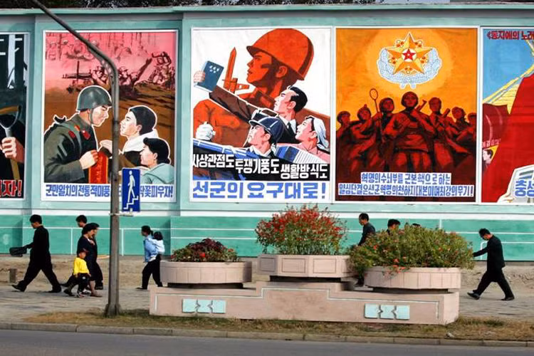 Đại đa số người Triều Tiên có rất ít cơ hội tiếp cận thông tin bên ngoài quốc gia của mình, vì vậy truyền thông và tuyên truyền trong nước qua báo chí và các tấm áp phích cổ động, biểu ngữ của nhà nước có tác động lớn hơn nhiều so với các nơi khác trên thế giới. Nguồn ảnh: Sky News.