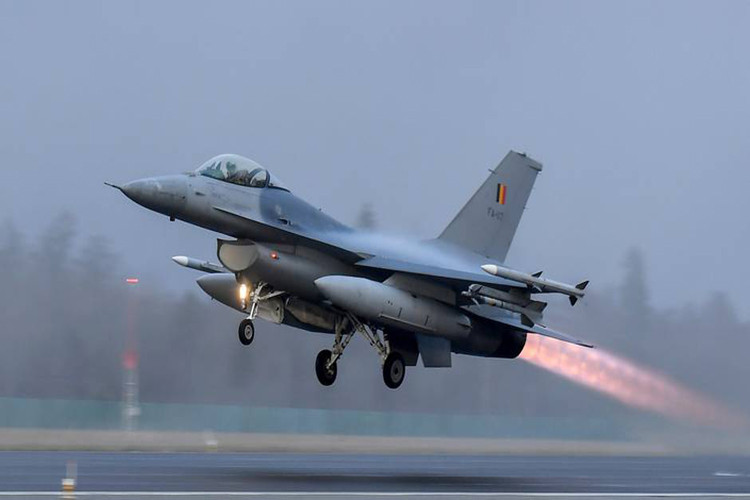 Tuy nhiên căn cứ vào giá trị mà Việt Nam có thể bỏ ra, nhiều ý kiến cho rằng thực chất chúng ta sẽ hỏi mua tiêm kích hạng nhẹ F-16 Fighting Falcon do Mỹ sản xuất theo dạng bán trang bị quốc phòng dự thừa rồi nâng cấp lên chuẩn F-16 Block 52 như cách mà Indonesia đã làm. Nguồn ảnh: Wikipedia.