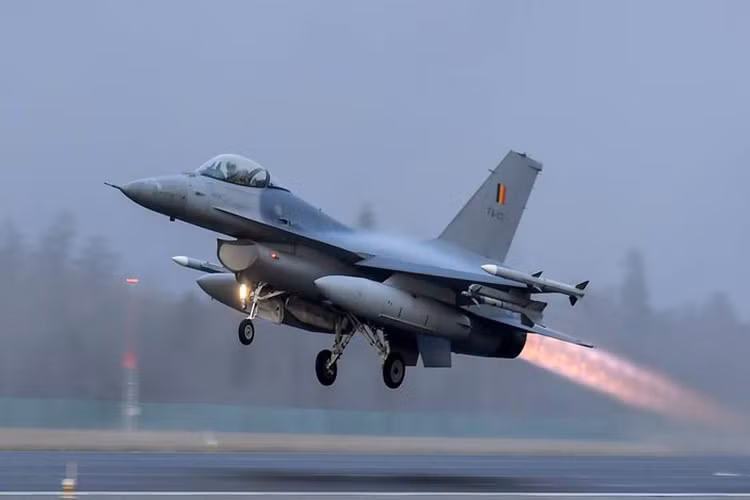 Tuy nhiên căn cứ vào giá trị mà Việt Nam có thể bỏ ra, nhiều ý kiến cho rằng thực chất chúng ta sẽ hỏi mua tiêm kích hạng nhẹ F-16 Fighting Falcon do Mỹ sản xuất theo dạng bán trang bị quốc phòng dự thừa rồi nâng cấp lên chuẩn F-16 Block 52 như cách mà Indonesia đã làm. Nguồn ảnh: Wikipedia.