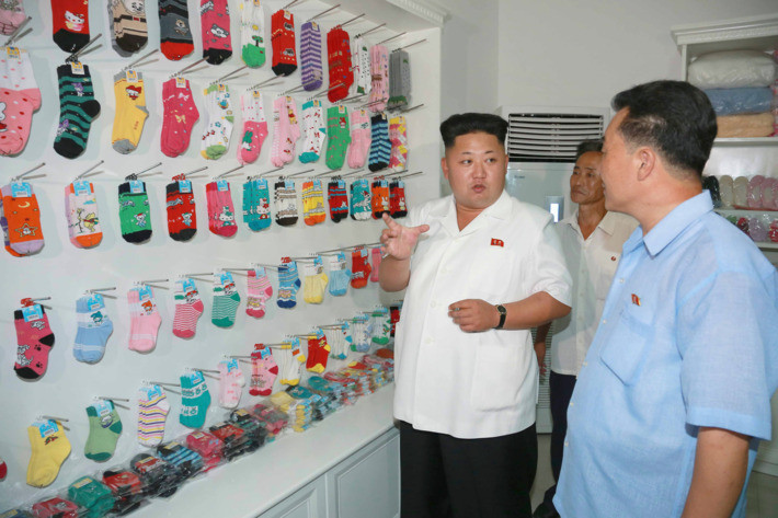 Tại nhà máy Hosiery ở Bình Nhưỡng. Ảnh: KCNA.