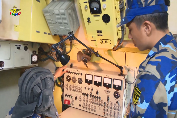 Xe mang bệ phóng của tổ hợp 4P51 được lắp cả bệ phóng và cả cabin điều khiển tên lửa cùng radar dẫn bắn. Ảnh: Một chiến sĩ thuộc kíp chiến đấu của tổ hợp 4K51 Rubezh trong trạng thái sẵn sàng chiến đấu. Nguồn ảnh: Truyền hình Hải quân.