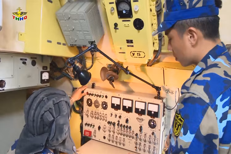 Xe mang bệ phóng của tổ hợp 4P51 được lắp cả bệ phóng và cả cabin điều khiển tên lửa cùng radar dẫn bắn. Ảnh: Một chiến sĩ thuộc kíp chiến đấu của tổ hợp 4K51 Rubezh trong trạng thái sẵn sàng chiến đấu. Nguồn ảnh: Truyền hình Hải quân.