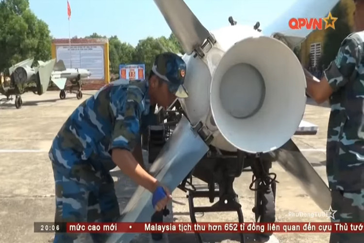 Sau mỗi nội dung huấn luyện là việc rút kinh nghiệm đánh giá năng lực trình độ từng cá nhân trên cở sở đó giúp bộ đội nắm chắc nhiệm vụ giỏi việc mình, biết việc đồng đội, đoàn kết hiệp đồng để cùng lập công. Nguồn ảnh: QPVN.