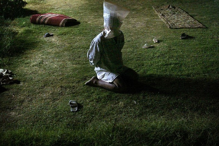 Một nam giới Iraq bị bắt và bị trùm đầu bằng một túi nylon trong một cuộc đột kích trong đêm của lính Mỹ ở Tikrit vào ngày 30/10/2003 (ảnh: Sagolj).