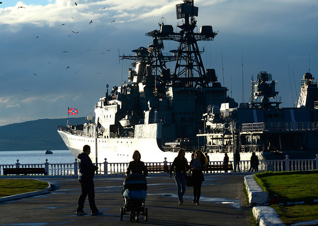 Tàu khu trục săn ngầm lớp Udaloy thuộc Hạm đội Biển Bắc. Tàu được đóng từ thời Liên Xô, tới nay còn 9 chiếc đang hoạt động. Khu trục hạm lớp Udaloy có độ giãn nước tối đa 7500 tấn, tốc độ tối đa 32 hải lý trên giờ, biên chế thủy thủ đoàn lên tới 300 người. Nguồn ảnh: TASS.