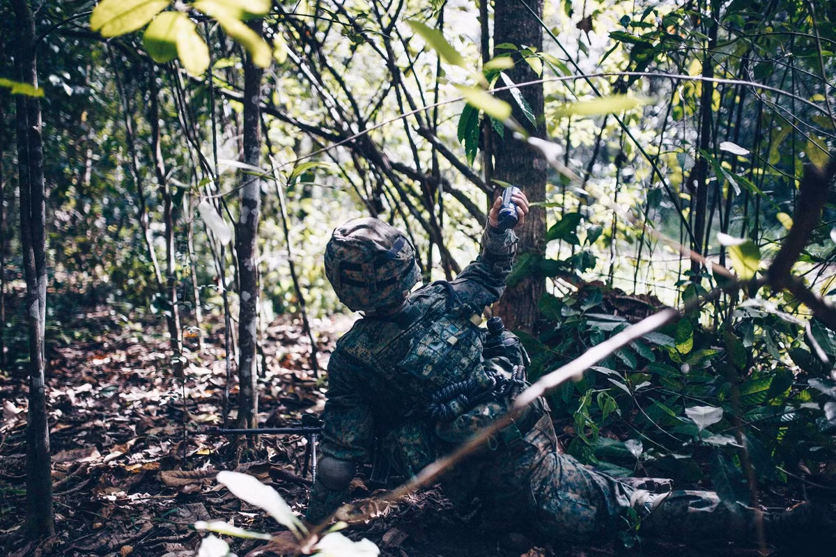 Do đặc điểm là một nước nhỏ và dân số ít nên dù được trang bị hiện đại, binh lính Singapore vẫn phải rèn luyện trong một môi trường vô cùng khắc nghiệt nhằm nâng cao kỹ năng chiến đấu.