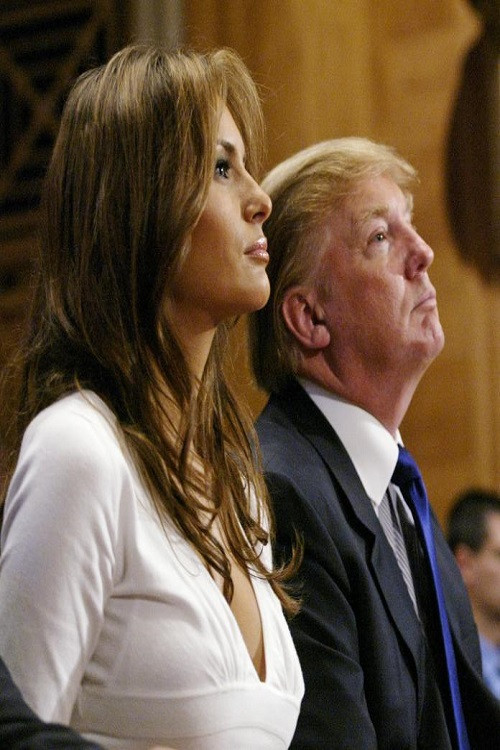 Tỷ phú Donald Trump (khi chưa làm Tổng thống Mỹ) cùng vợ Melania Trump tham dự một phiên điều trần của Ủy ban Thượng viện Mỹ về "Sự đóng góp tài chính của Mỹ trong việc cải tạo Trụ sở Liên Hợp Quốc" vào tháng 7/2005. Ảnh: Reuters.