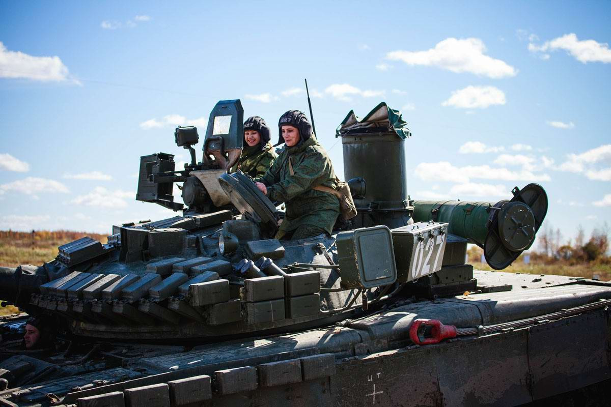 Hình ảnh nữ quân nhân Nga vui tươi trên chiếc T-80BV mà họ được điều khiển. Nguồn ảnh: tipolog.