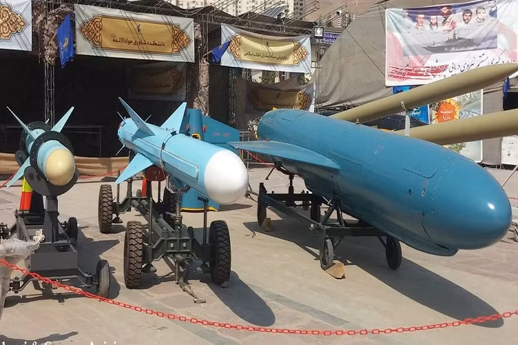 Mới đây, những hình ảnh mới nhất về kho tên lửa chống hạm của Iran đã dấy lên tin đồn nước này đang chuẩn bị cho một cuộc chiến mới trong tương lai với Mỹ và Israel sau khi Washington rút khỏi thỏa thuận hạt nhân Iran cũng như những diễn biến căng thẳng trên chiến trường Syirra. Nguồn ảnh: Uskowi on Iran.