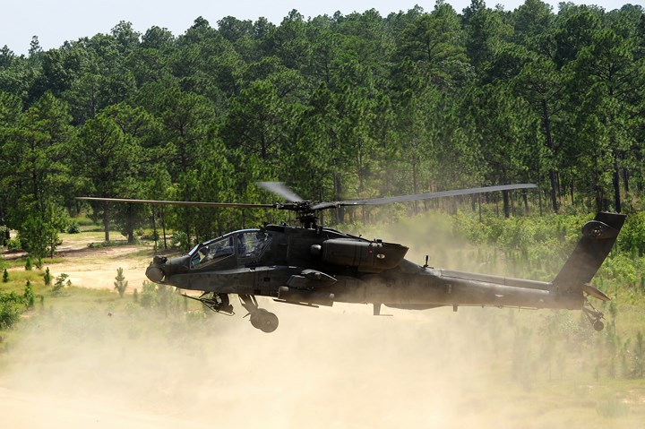  Trực thăng tấn công AH-64D Apache tham gia hỗ trợ binh sĩ trong cuộc tập trận tại Fort Bragg, Mỹ.