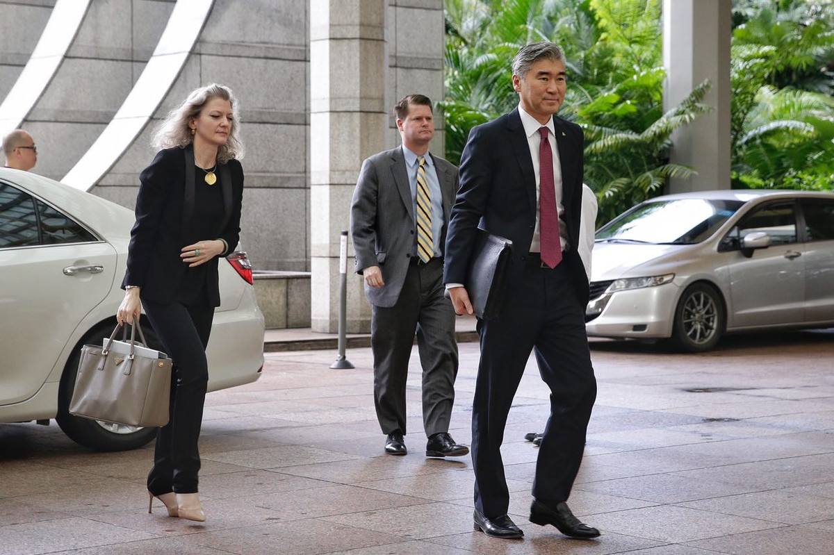 Quan chuc My-Trieu Tien hoi dam truoc them Hoi nghi lich su-Hinh-2