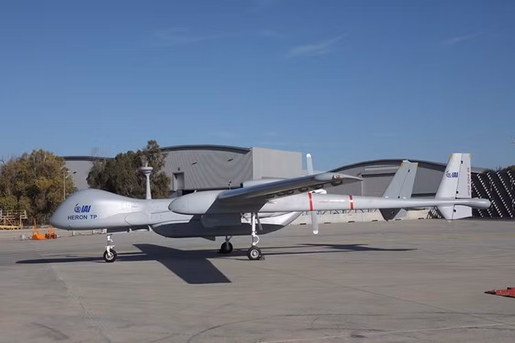 Ở thời điểm hiện tại ngoài Israel còn nhiều quốc gia khác trên thế giới sở hữu Heron TP như Đức, Singapore, Hàn Quốc hay Ấn Độ... Bản thân Việt Nam hiện nay cũng đang sử dụng một dòng UAV cho Israel chế tạo là Orbiter một trong những thành phần chiến đấu của tổ hợp pháo phản lực dẫn đường EXTRA với nhiệm vụ chấm tọa độ chỉ điểm phần tử bắn. Nguồn ảnh: Nguồn ảnh: israeldefense.