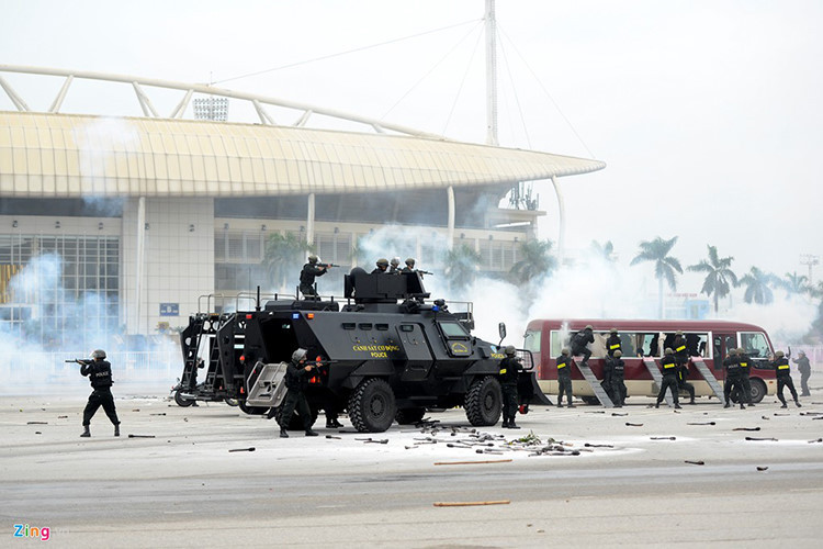 Với không gian bên trong khá lớn Shinjeong S5 có thể chở theo tối đa 12 binh sĩ kể cả kíp chiến đấu hai người. Xe được trang bị một động cơ có công suất 225 mã lực với vận tốc di chuyển tối đa lên đến 105km/h, điểm đặc biệt là bánh xe của Shinjeong S5 khi bị trúng đạn vẫn có thể chạy được với vận tốc trung bình khoảng 60km/h. Nguồn ảnh: Zing.vn.