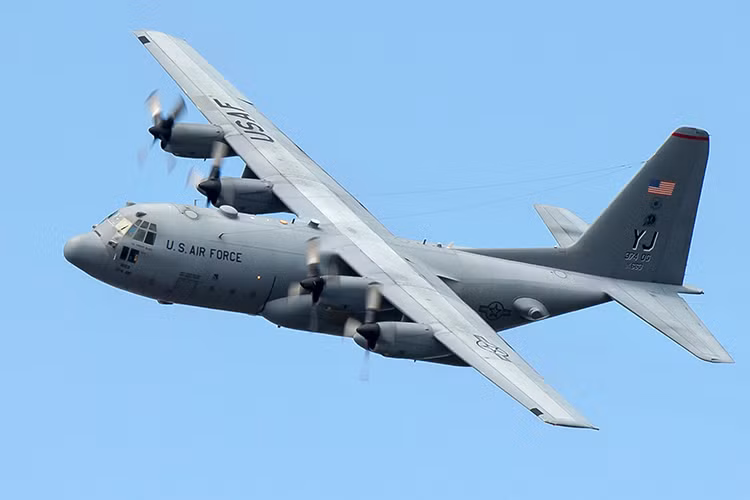 Còn những chiếc C-130 đóng vai trò như những tàu sân bay trên không cho nhóm UAV tấn công trên. Ngay từ năm 2015, Bộ tư lệnh Thái Bình Dương của Mỹ trong cuộc diễn tập Northern Edge tại bang Alaska đã sử dụng một chiếc F-16 để phóng đi 20 máy bay không người lái Perdix. Nguồn ảnh: Sina.