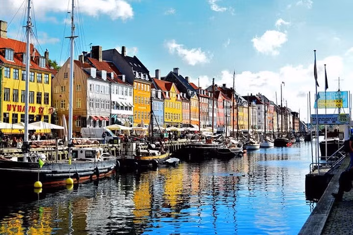 5. Đan Mạch không chỉ yên bình mà còn có tỷ lệ tham nhũng thấp, với mức độ hạnh phúc của người dân ở mức cao. Phúc lợi xã hội cao tại đây đảm bảo giáo dục và y tế miễn phí.